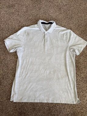 Nike Men’s Light Gray Dri-FIT Polo Shirt. Size Large